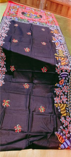 Hand-Painted Gond Art Saree. Immerse yourself in the rich visual Gond painting storytelling of the Gond tribe of Madhya Pradesh with this exquisite hand-painted saree. A true labor of love, each piece is a unique canvas illustrating the flora, fauna, and folklore central to Gond culture.