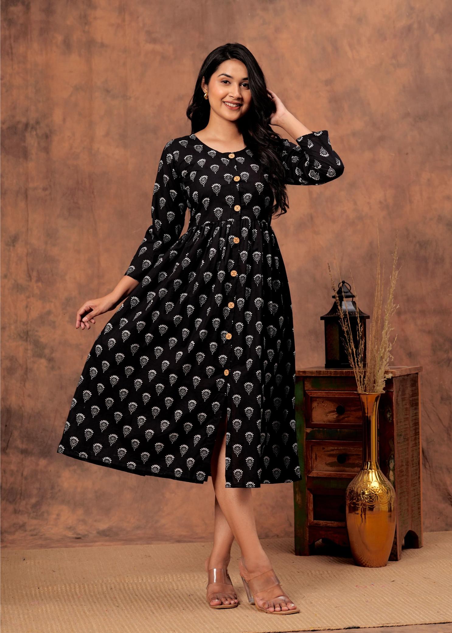 Abstract prints Black and white Mul Cotton knee length dress with pockets