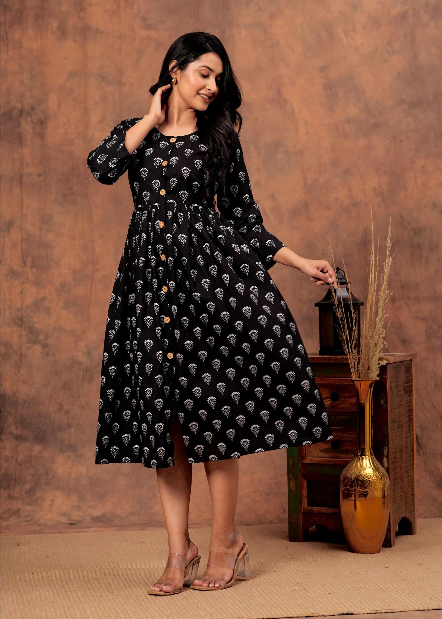 Abstract prints Black and white Mul Cotton knee length dress with pockets