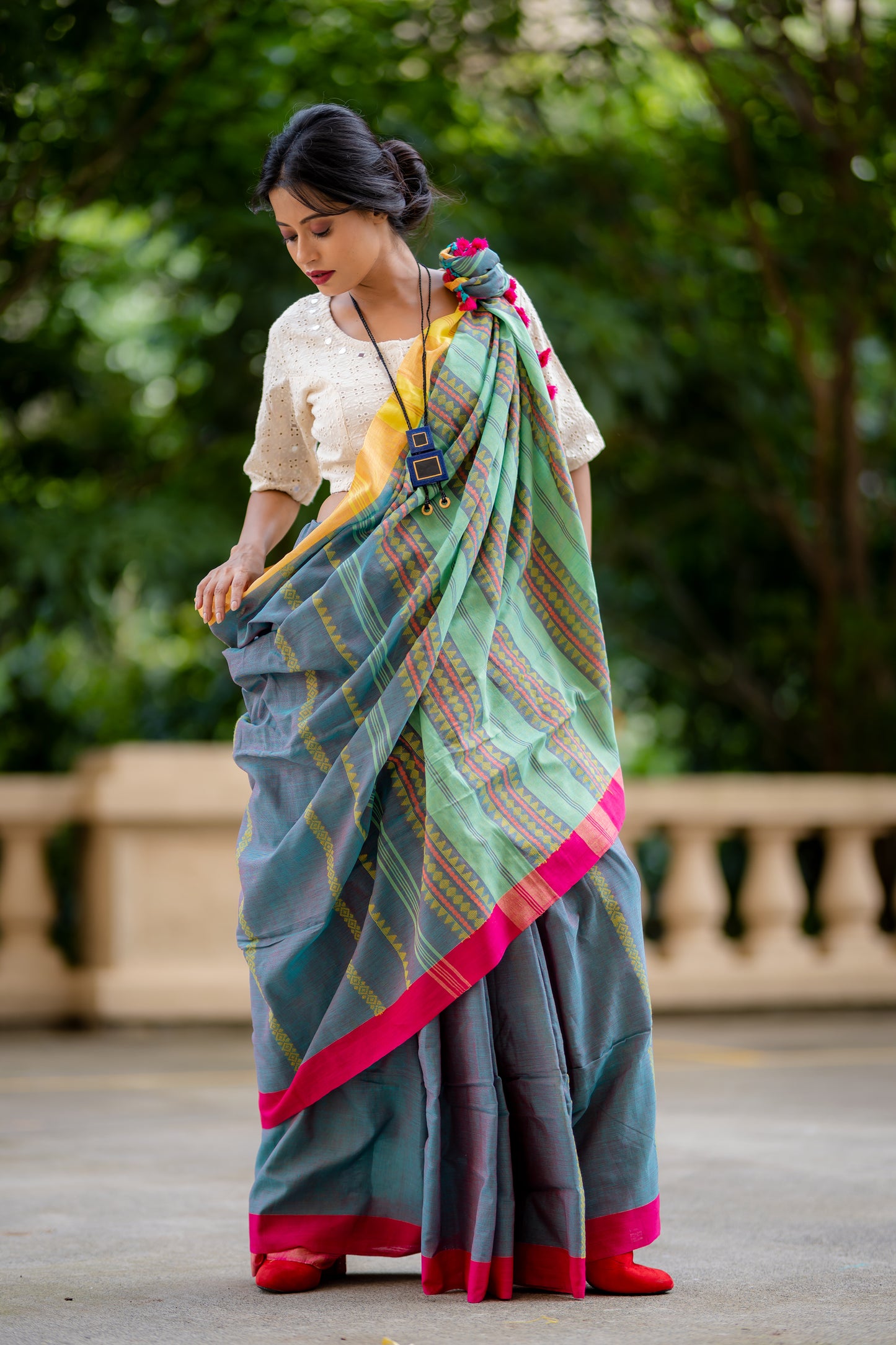 Begumpuri Khadi Dual Tone Saree